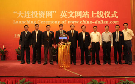 中国日报社副总编辑王西民（左四）和大连市人民政府副秘书长于建军（左五）等领导出席“大连投资网”英文网站上线仪式
